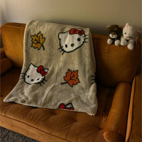 Sanrio Hello Kitty Leaves Print Faux Rabbit Fur Throw Blanket 50x70 Beige - Picture 1 of 4